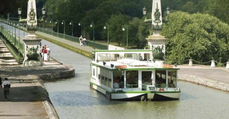 Loire & Bourgogne - Canal de Briare et Spectacle de Saint Fargeau