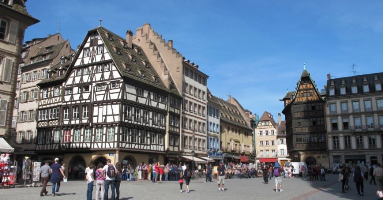 Les plus beaux marchés de Noël d'Alsace & Déjeuner spectacle au Royal palace